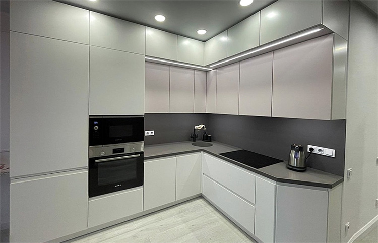 кухня в серо-белых цветах дизайн фото