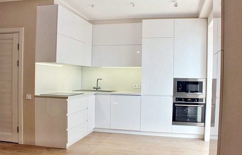 Кухня угловая белая со встроенным холодильником плита встроенная духовой шкаф в пенале встроенная без ручек стильные