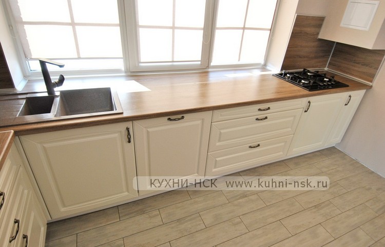 Секреты удачного сочетания мебели и отделки на кухне в деревянном доме