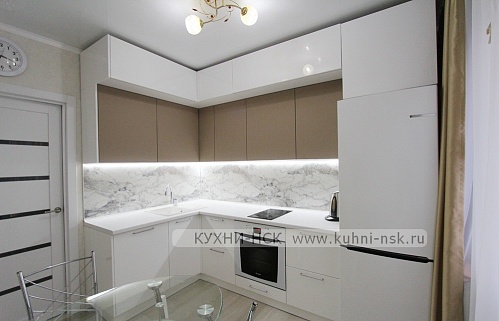 Интерьер белой кухни 8,3 кв м с кирпичной стеной (12 фото)