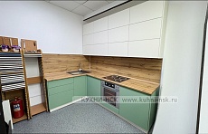 Фото кухня угловая в наличии с барной модерн зеленая белая 