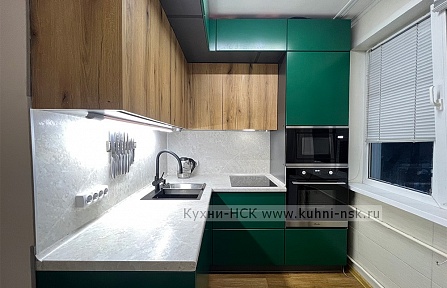 Фото кухня угловая на заказ модерн зеленая т.дерево 